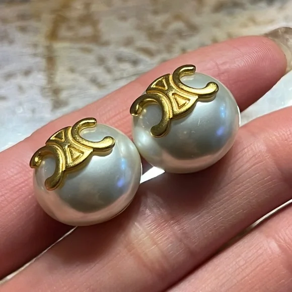 Golden logo pearl earring - Picture 2 of 6